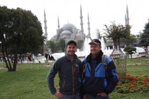 Die zwei Weltenbummler vor der Sultan-Ahmed-Moschee in Istanbul
